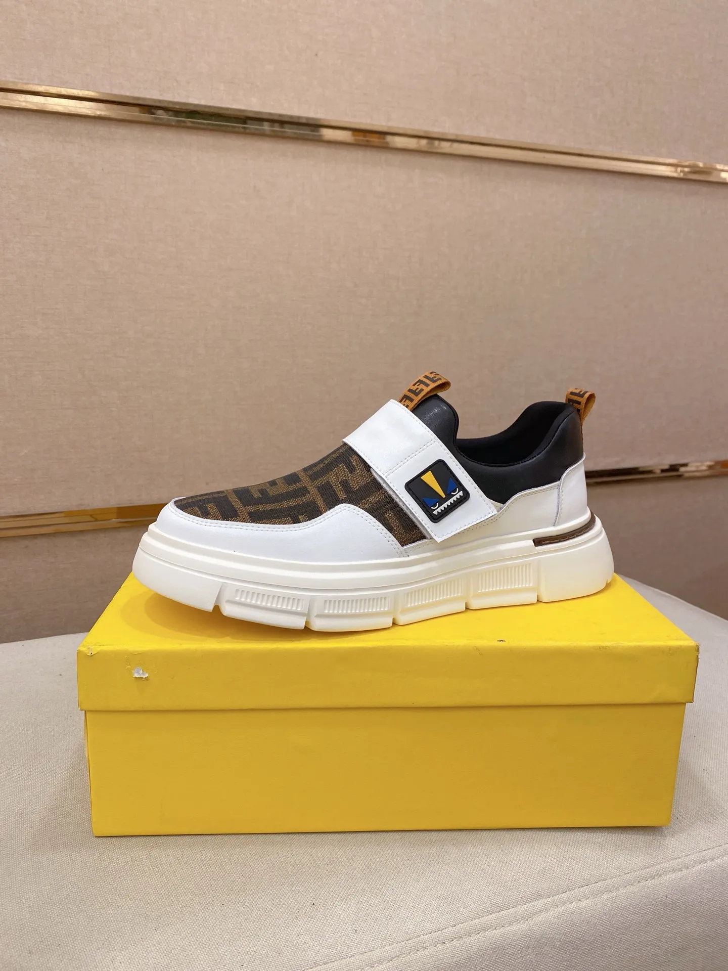 Men's shoes 💰 400💰 (fendi) New style 👊🏻 upper 🇮🇹 imported cowhide fabric 🇩🇪 lining imported sheepskin lining. The original outsole is molded to highlight the identity of every man, and the upper foot is elegant and stable🚶🏻🚶🏻The high-end custom counters reproduce the original version📯No matter the wind or rain, the shoe last remains unchanged and can withstand the verification of time🔍️,🔵 Size: 38-44